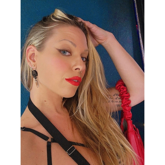 Silver💀Skull Earrings - Picture 10 of 14